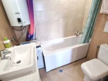 ванна кімната з туалетом