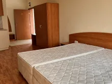 двоспальне ліжко у квартирі