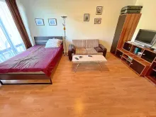 ліжко в кімнаті
