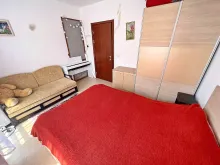 ліжко у спальні