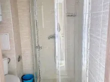 ванна кімната з душовою кабіною
