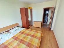 ліжко та інші меблі в спальні