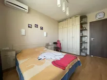 ліжко у спальні