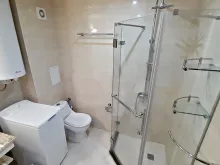 ванна кімната з туалетом