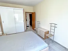 гардероб та ліжко в спальні
