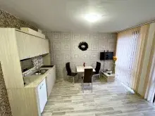 кухонний гарнітур та стіл