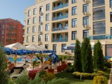 територія з басейном
