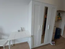 стіл, гардероб