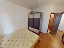 гардероб та ліжко