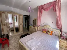 гардероб та велике ліжко