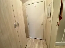 шафа в передпокій кімнаті