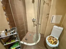душова кабіна та туалет