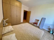 гардероб та ліжко в спальні