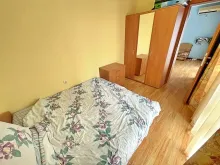 гардероб та ліжко в спальні