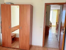 гардероб та ліжко