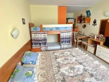 ліжко в кімнаті