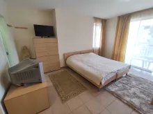 двоспальне ліжко в кімнаті