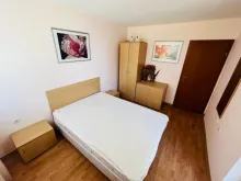 Кровать и шкаф