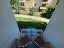 стіл та стільці на балконі