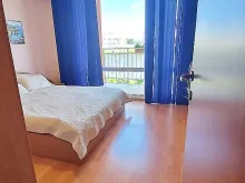 кровать в спальне