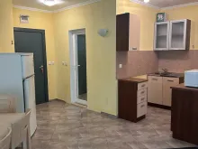 стіл зі стільцями, кухня