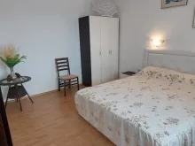 ліжко у спальні