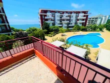 Видно бассейн и море