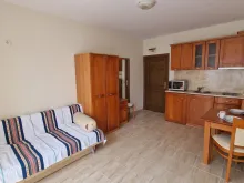 диван і обіднє крісло в квартирі