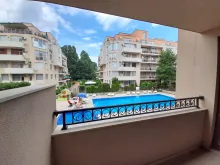 гарний вид на басейн з тераси