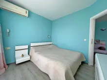 двоспальне ліжко у спальні