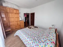 ліжко у спальні