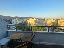 стіл та стільці на терасі