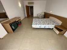 письмовий стіл, двоспальне ліжко