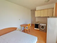 Кухонный бокс, плита, холодильник