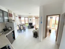 кухонний куточок, обідній стіл зі стільцями
