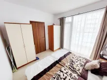 дві шафи та ліжко