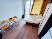 ліжко та шафа в кімнаті