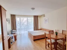 ліжко та стіл