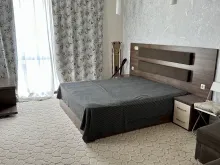 ліжко в кімнаті