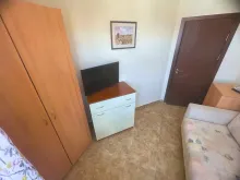 гардероб, телевізор
