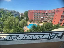 вид на басейн з тераси