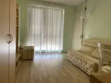 диван та шафа в квартирі