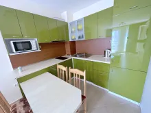 стол со стульями, кухонный уголок