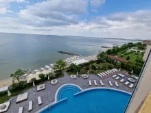 вид на море та басейн