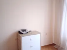 комод та кондиціонер у спальні