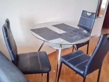 обідній стіл та стільці