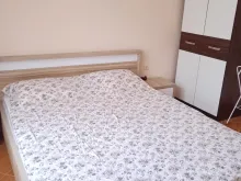 двоспальне ліжко та шафа