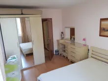 двоспальне ліжко та шафа