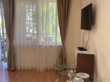 обідній столик та телевізор