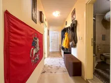 передпокій трикімнатної квартири